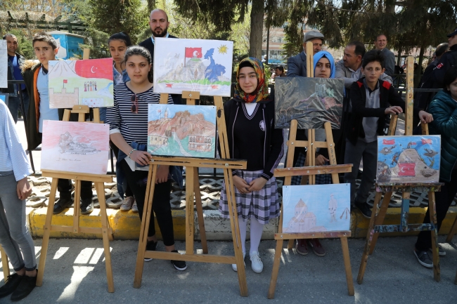 Van'ın kurtuluş yıl dönümünde 11 bin çocuk, 11 bin resimle rekorlar kitabına girdi